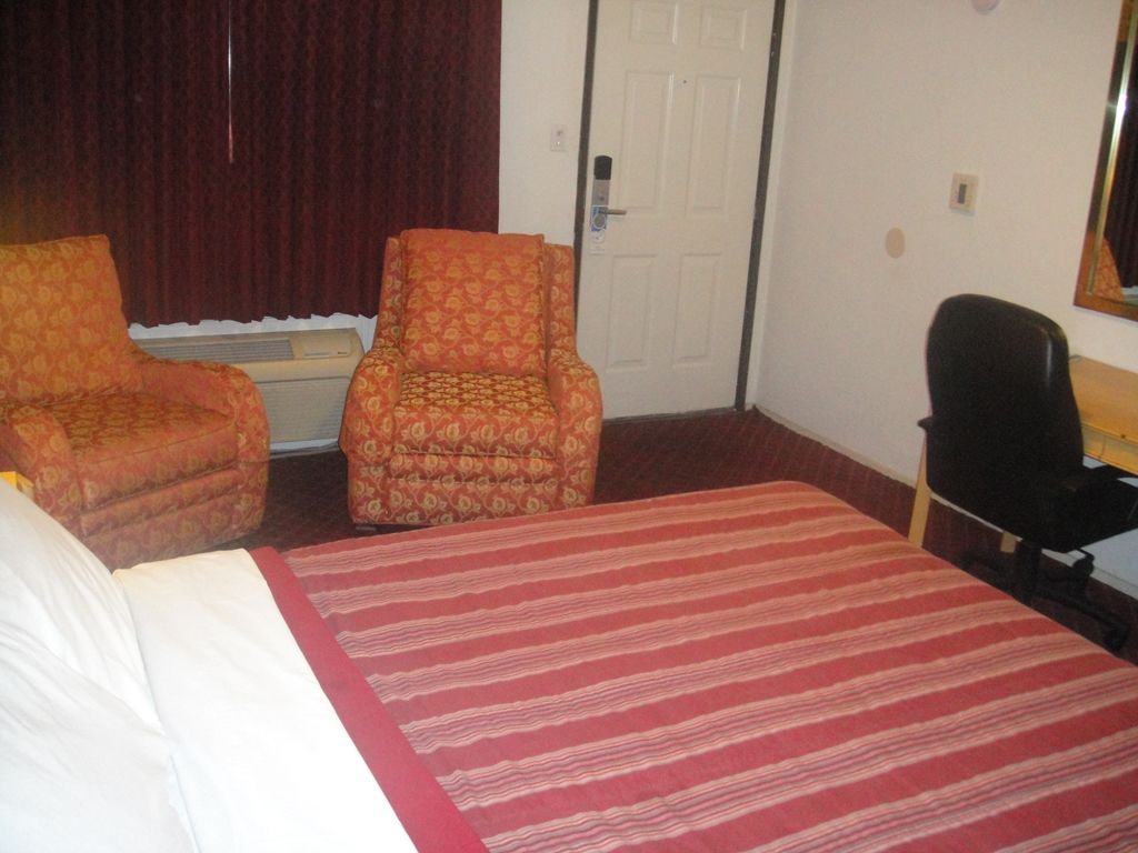 Muir Lodge Motel Martinez Room photo